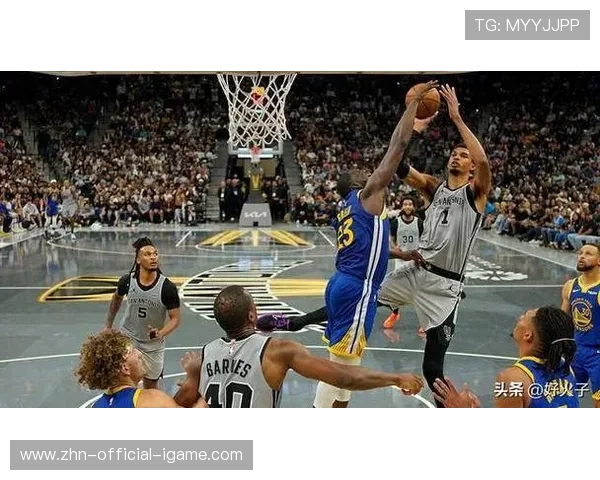 勇士佩顿二世反击追身三分，弧顶命中